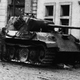 Soldados estadounidenses examinan un tanque Panther alemán quemado cerca de Bonn, en 1945.